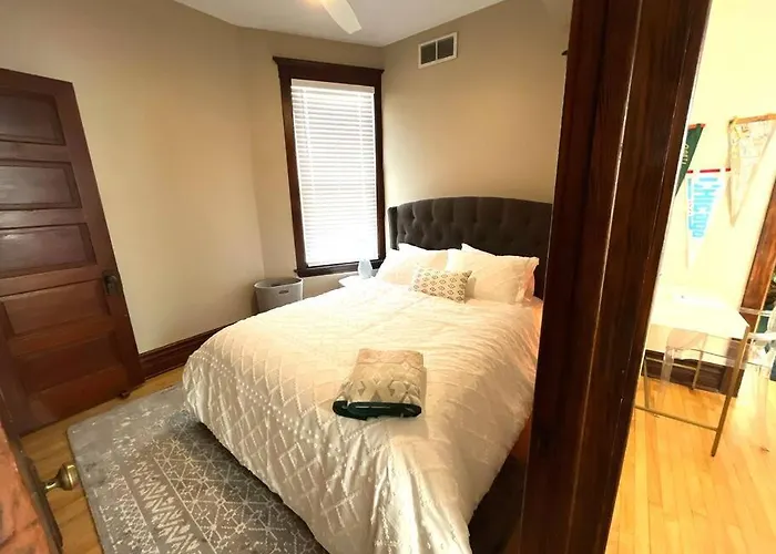 Irving Park Updated Vintage Unit 2-flat Apartment *