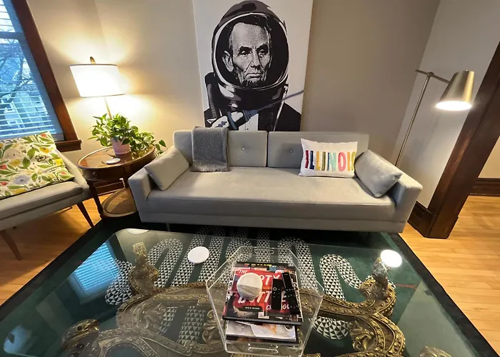 Classic Chicago Upstairs Apt Private Balcony *